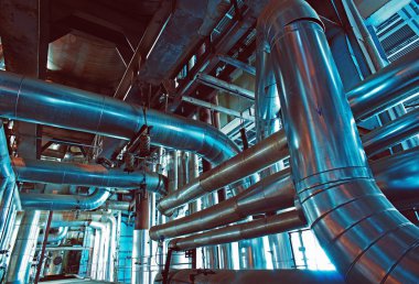 bir enerji santralinde farklı boyutlarda ve şekilli borular ve vanalar 