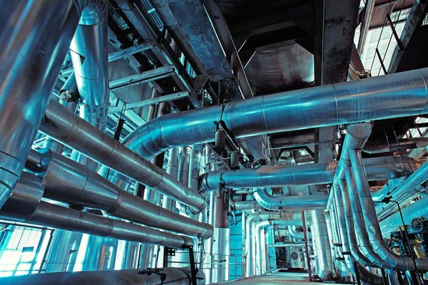 Apparatuur, kabels en leidingen zoals gevonden in een modern industrieel elektriciteitsplan — Stockfoto