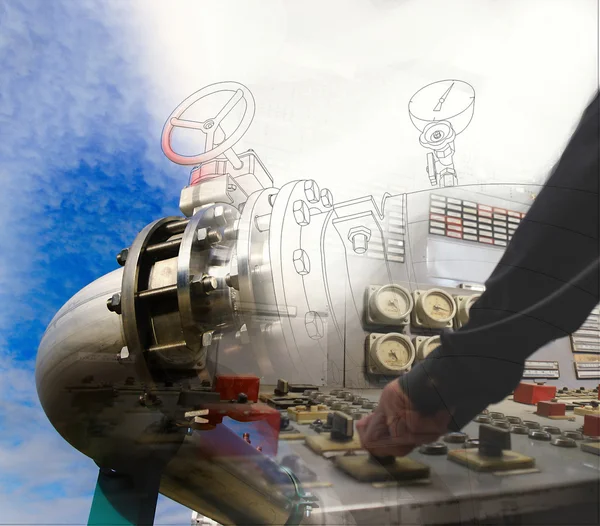 Inženýrské muži ruku na elektrárny spínač proti kreslení combi — Stock fotografie