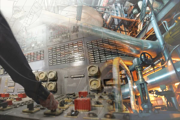 Μηχανικών άνθρωπος που εργάζεται σε εργοστάσιο ενέργειας ως τελεστής με drawi — Φωτογραφία Αρχείου