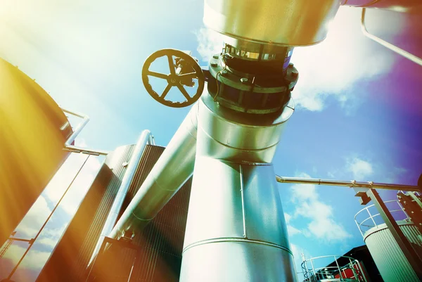 Industrial zone, Steel pipelines and valves against blue sky — Stock Photo, Image