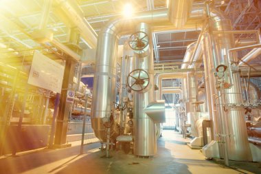 bir enerji santralinde farklı boyutlarda ve şekilli borular ve vanalar 