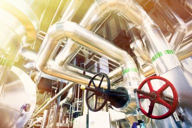 bir enerji santralinde farklı boyutlarda ve şekilli borular ve vanalar 