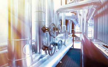 Sanayi bölgesi, çelik boru hatları, vanalar ve pompalar.