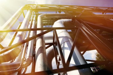 bir enerji santralinde farklı boyutlarda ve şekilli borular ve vanalar 