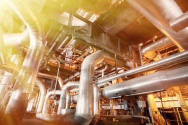 bir enerji santralinde farklı boyutlarda ve şekilli borular ve vanalar 