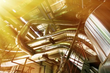 Sanayi bölgesi, çelik boru hatları, vanalar ve merdivenler.