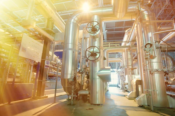 bir enerji santralinde farklı boyutlarda ve şekilli borular ve vanalar 