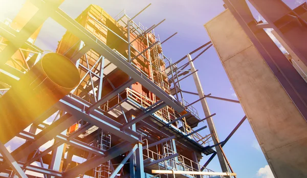 Kranen en balken bij de bouw van een industriële fabriek — Stockfoto