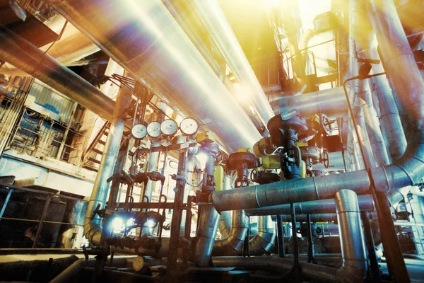 Industrizon, rörledningar, ventiler och stegar av stål — Stockfoto