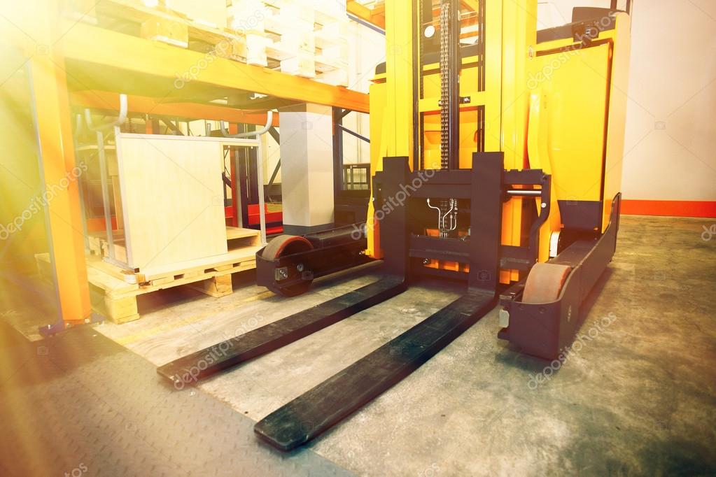 Scaffali, scaffali e carrelli elevatori con pallet in distribuzione ... Scaffalature con bancali