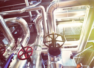 Sanayi Bölgesi, çelik boru hatları, subaplar ve kabloları