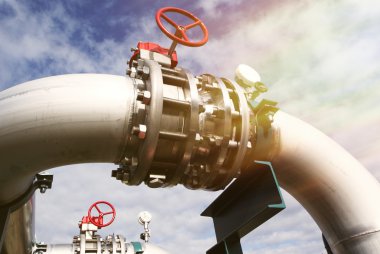 Endüstriyel enerji santralinde bulunan ekipman, kablolar ve borular.