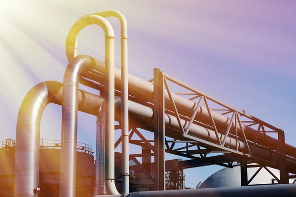 Oleodutos industriais em tubo-ponte contra o céu azul — Fotografia de Stock