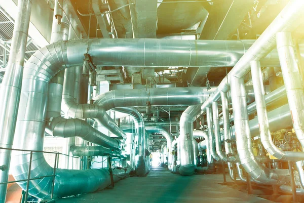 Attrezzature, cavi e tubazioni presenti all'interno di una moderna centrale elettrica industriale — Foto Stock