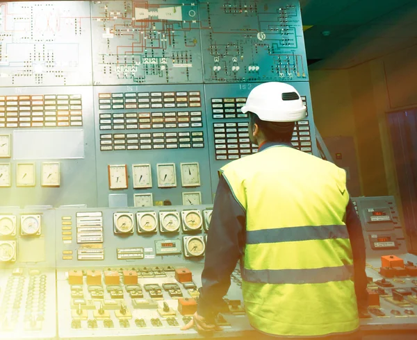 Exploitant op werk in de controlekamer systeem — Stockfoto