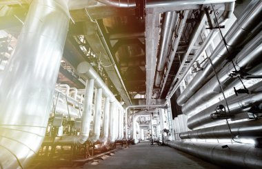 Sanayi bölgesi, çelik boru hatları ve kablolar