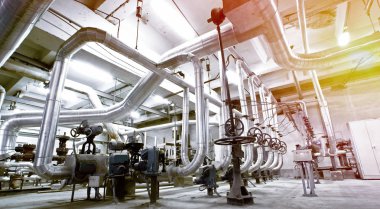 Sanayi bölgesi, çelik boru hatları ve mavi tonlu kablolar.