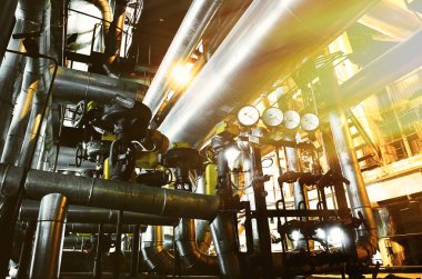 Sanayi bölgesi, çelik boru hatları, vanalar ve pompalar.