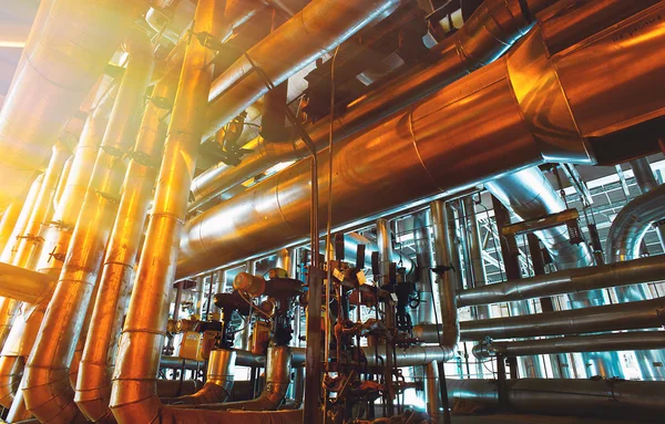 Промышленная зона, стальные трубопроводы, клапаны и лестницы — стоковое фото