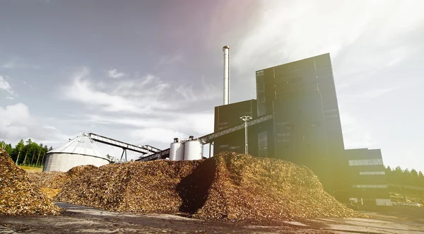 Bio-energiecentrale met opslag van houten brandstof tegen blauwe lucht — Stockfoto