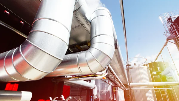 Industrial zone, Steel pipelines and valves against blue sky — Stock Photo, Image