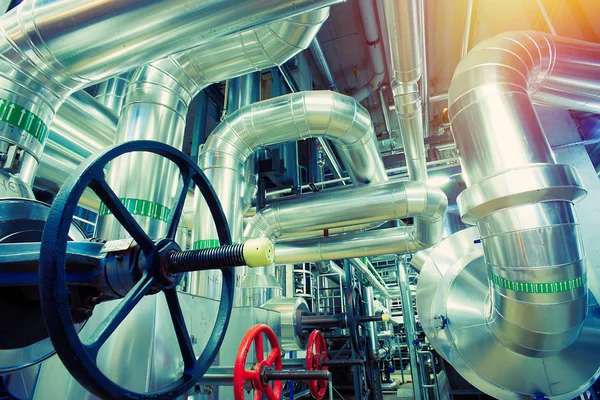 donanımları, kablolar ve borular modern Endüstr içinde bulunan