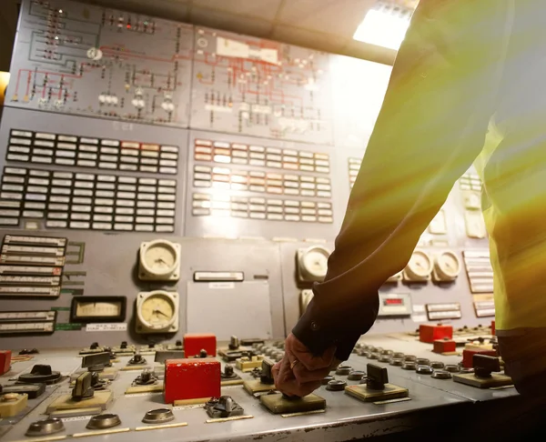Operator di tempat kerja di ruang kontrol sistem — Stok Foto