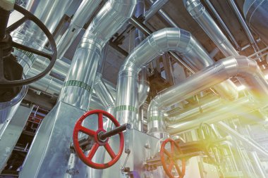 donanımları, kablolar ve borular modern Endüstr içinde bulunan