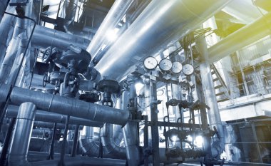 Sanayi bölgesi, mavi tonlu çelik boru hatları.