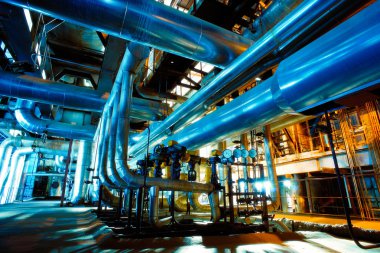 Sanayi bölgesi, çelik boru hatları, vanalar ve merdivenler.