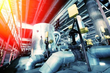 Sanayi bölgesi, mavi tonlu çelik boru hatları.