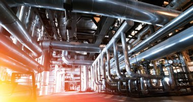 çelik boru hatları ve mavi tonlarda vanalar