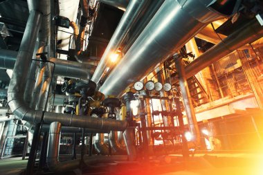 Sanayi bölgesi, çelik boru hatları, vanalar ve göstergeler.