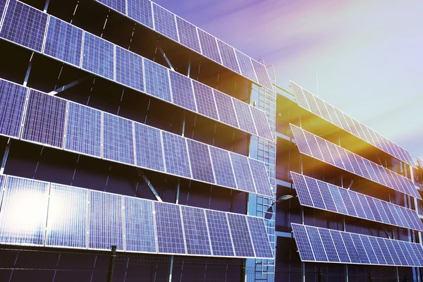 Solcellepaneler og fornybar energi – stockfoto