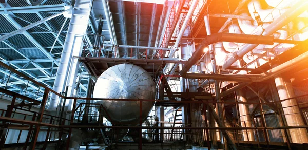 Промислова зона, сталеві трубопроводи і кабелі в синіх тонах — стокове фото