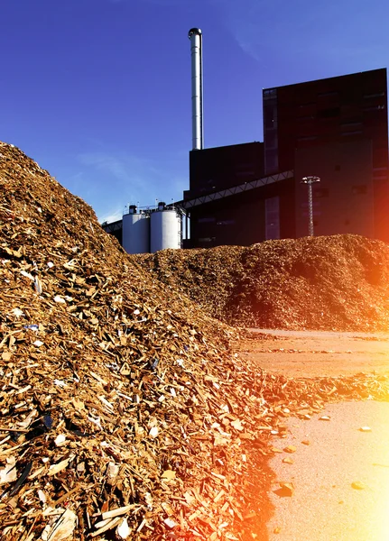 Bio-energiecentrale met opslag van houten brandstof tegen blauwe lucht — Stockfoto