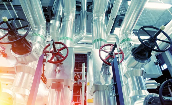 Ausrüstung, Kabel und Rohrleitungen im Inneren eines modernen Industriekraftwerks — Stockfoto