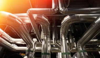 bir enerji santralinde farklı boyutlarda ve şekilli borular ve vanalar 