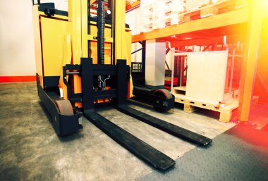 Raflar, raflar ve forklift paletleri dağıtım wareho ile