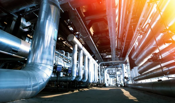 Zona industrial, tuberías de acero y cables en tonos azules — Foto de Stock