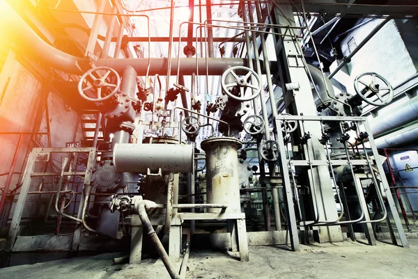 Zona industrial, tuberías y válvulas de acero —  Fotos de Stock