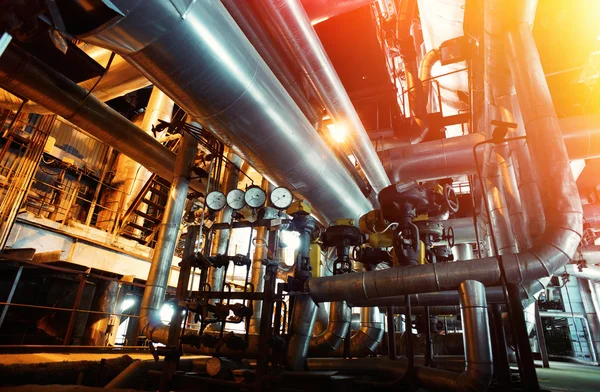 Průmyslová zóna, Ocelové potrubí, ventily a čerpadla — Stock fotografie