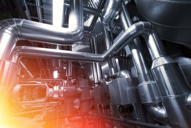 Sanayi bölgesi, mavi tonlu çelik boru hatları.