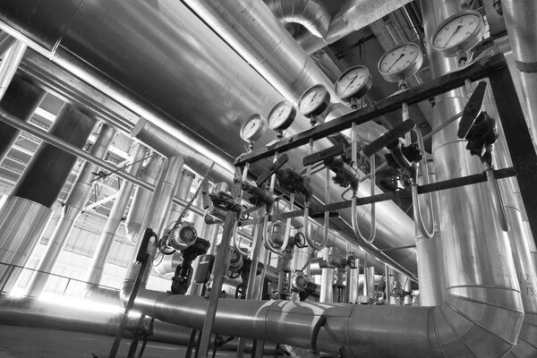 Оборудование, кабели и трубопроводы, найденные внутри современной промышленности
