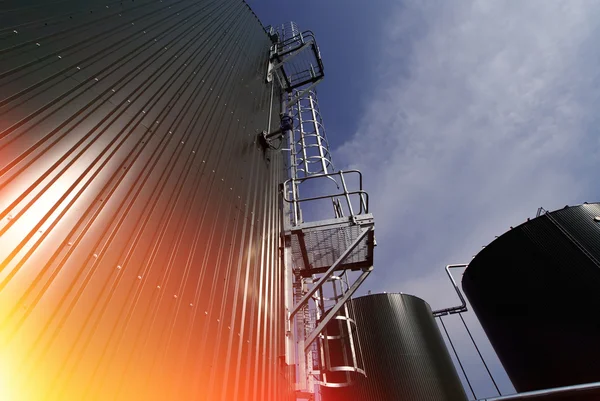 Zona industrial, tuberías de acero, válvulas y bombas — Foto de Stock