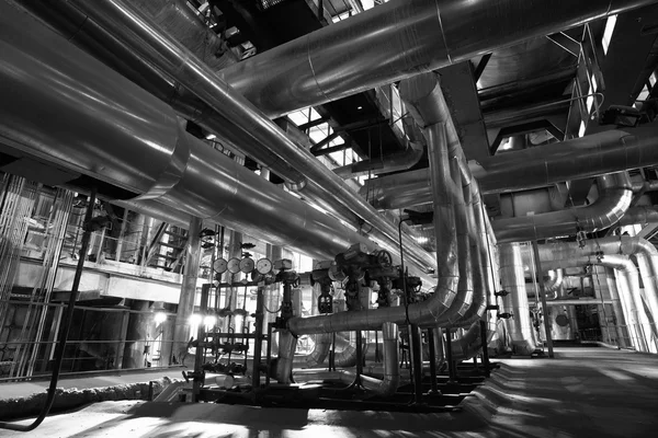 Zona industrial, tuberías de acero, válvulas y escaleras — Foto de Stock
