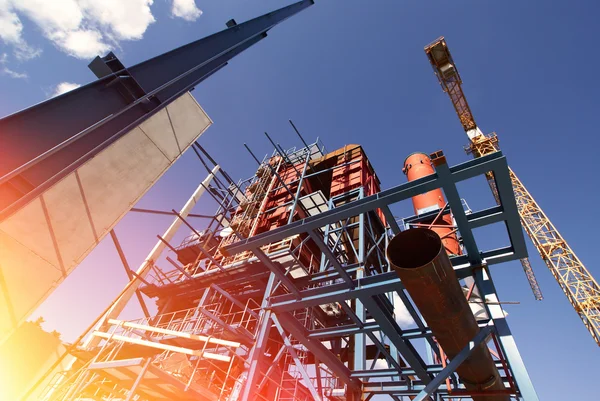 Kranen en balken bij de bouw van een industriële fabriek — Stockfoto