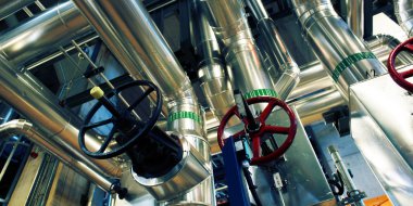 donanımları, kablolar ve borular modern Endüstr içinde bulunan