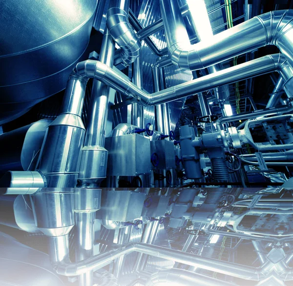 Ipari zóna, acél csővezetékek kék hangok tükörképe — Stock Fotó